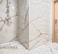 Koupelna v rodinném domě s imitací mramoru na stěnách a dřevěnými dveřmi.