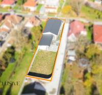 Výhled na rodinný dům v Orechové Potôni s dvorem a trávníkem.