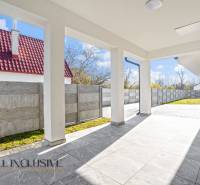 Terasa rodinného domu v Orechové Potôni s výhledem na oplocení a zahradu.