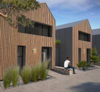 Rodinný dům v Turecké s dřevěným obkladem, lidé relaxují na lavičce.