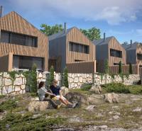 Rodinné domy v Turecké s dřevěným obkladem obklopené přírodou a kamennými zdmi.