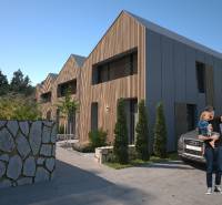 Rodinné domy v Turecké s dřevěným dekorem, kamenným plotem a zaparkovaným autem.