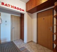 Vstupní chodba s dveřmi a věšákem v 3-pokojovém bytě, dlažba na podlaze.