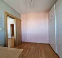 Dětský pokoj v 3-pokojovém bytě s podlahou s dřevěným dekorem a posuvnými dveřmi.