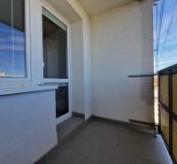 Balkon 3-pokojového bytu na Pribišově ulici, Bratislava - Dlhé diely, s dlažbou a sítí.