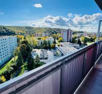 Výhled z balkonu v 1-pokojovém bytě na Nádražní ulici v Partizánském.