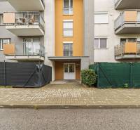 Vchod do budovy, s balkony, na ulici Mahulanka v Pezinku, vhodné pro 2-pokojový byt.