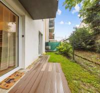 Exteriér 2-pokojového bytu na Mahulance v Pezinku s terasou a zahradou.