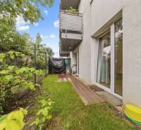 Exteriér 2-pokojového bytu na Mahulance v Pezinku s terasou a zahrádkou.