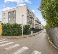 Ulice Mahulanka v Pezinku s bytovým domem, ideálním pro 2-pokojový byt.