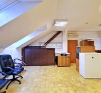 Kanceláře s podlahou s dřevěným dekorem, kancelářskými židlemi a nábytkem.