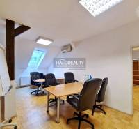 Kanceláře s podlahou s dřevěným dekorem a nábytkem v útulném prostoru.