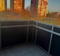 Balkon 2-pokojového bytu na Okružní ulici v Pezinku s výhledem na okolní paneláky.