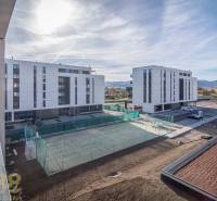 Nové bytové domy v Popradu s hřištěm v blízkosti. Výhled na horskou panoramu.