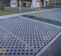 Parkoviště s dlažbou a zelení v Popradu u 2-pokojového bytu.