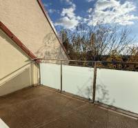 Balkon 4-pokojového bytu na Pekníkově ulici v Pezinku s výhledem na koruny stromů.