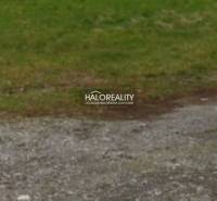 Zeleň na pozemku v Dulovej Vsi určeném k bydlení.