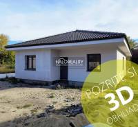 Rodinný dům v Bellově Vsi s jednoduchou fasádou a šikmou střechou.