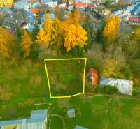 Pozemek na bydlení v Banské Štiavnici, obklopený zelení a blízko centra města.