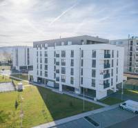 Bytový komplex ve městě Poprad se třemi patry a venkovním parkováním.