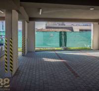 Garážové stání pro 3pokojový byt v Popradu s vydlážděnou podlahou a nájezdem.