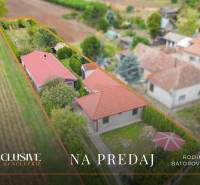 Rodinný dům v Bátorových Kosihách s velkou zahradou obklopenou zelení.