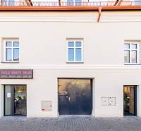 Budova na Obchodní ulici v Bratislavě - Starém Městě s obchodními prostory.