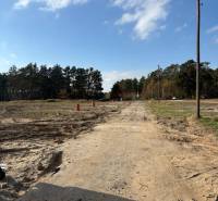 Stavební pozemek na ulici Pod Borovicí v Studience, ideální pro bydlení.