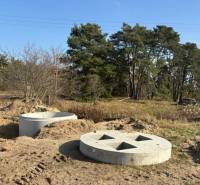 Betonové konstrukce pro bydlení, Studienka, Pod Borovicí, obklopené vegetací a stromy.