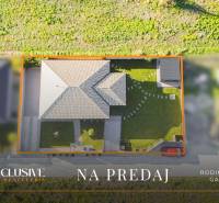 Rodinný dům v Gabčíkovu, pohled shora na střechu a zelenou zahradu.