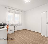 Pokoj v rodinném domě se sektorovým nábytkem a podlahou s dřevěným dekorem.