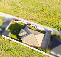 Rodinný dům v Gabčíkovu s upravenou zahradou, parkovacím místem a terasou.