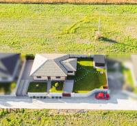 Rodinný dům v Gabčíkovu s dvorem, garáží a upravenou zahradou.