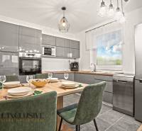 Moderní kuchyně v rodinném domě s dřevěným dekorem stolu a několika spotřebiči.