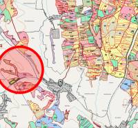 Katastrální mapa zobrazuje rozdělení zemědělských a lesních pozemků v okolí Rokycan.