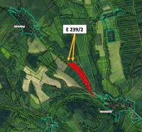 Letecký pohled na zemědělské a lesní pozemky v okolí Rokycan s vyznačenou parcelou.