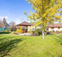 Rodinný dům v Bílkove Humence s altánkem, trávníkem a podzimní zahradou.