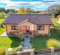 Rodinný dům v Bílkovej Humencích s upravenou zahradou a terakotovou fasádou.