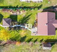 Rodinný dům v Bílikových Humencích s velkou zahradou a dvěma auty na dvoře.