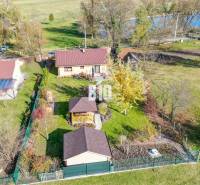 Rodinný dům v Bílkove Humenci s velkou zahradou, altánem a okolní zelení.