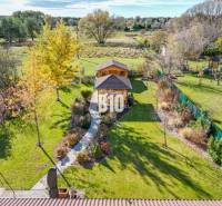 Zahrada u rodinného domu v Bílkove Humence se zahradním altánkem a zelení.