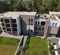 Bytový komplex na ulici M. R. Štefánika v Rajeckých Teplicích obklopený zelení.