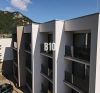 Bytový komplex na ulici M. R. Štefánika v Rajeckých Teplicích, obklopený přírodou.