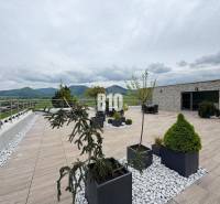 Rozlehlá terasa s výhledem na kopce v Rajeckých Teplicích na ulici M. R. Štefánika.