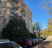 Bytový dům se zaparkovanými auty na Zálužické ulici v Bratislavě - Ružinově.