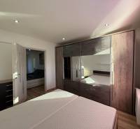 Ložnice s vestavěnou skříní a proudícím přirozeným světlem v 3pokojovém bytě.