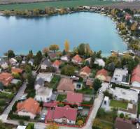 Letecký pohled na Košariská v Rovince s rodinnými domy u jezera.
