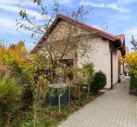 Rodinný dům na ulici Košariská v Rovince s příjezdovou cestou a vegetací.