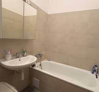 Koupelna s vanou a umyvadlem, součást 2pokojového bytu.