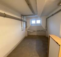 Nitra: Rodinný dům, sklep s malými okny a potrubím podél stěn.